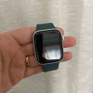 Apple Watch SE 3 44 MM w/ Two Bands